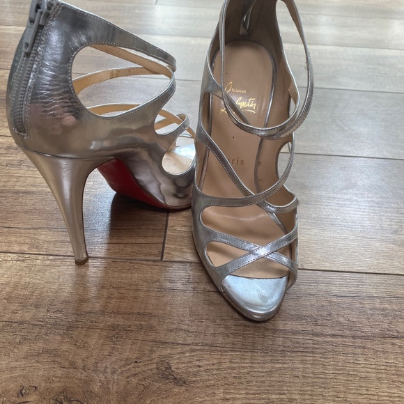 Size 8 louboutin heels - Picture 2 of 9
